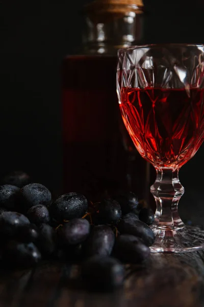 Glass of vine with grapes — Stock Photo, Image