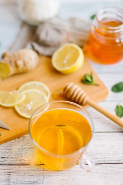 Limonlu ve ballı zencefilli çay