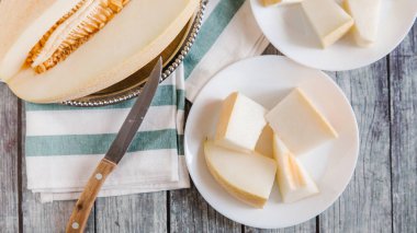 Kavun ahşap masanın üzerine dilimlenmiş