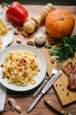 kabak ve pastırma ile makarna