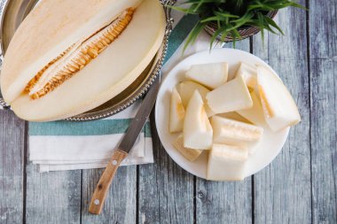 Kavun ahşap masanın üzerine dilimlenmiş