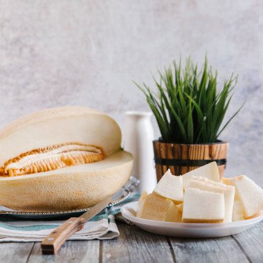 Kavun ahşap masanın üzerine dilimlenmiş