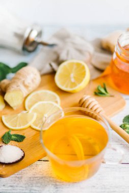 Limonlu ve ballı zencefilli çay