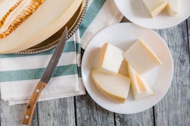 Kavun ahşap masanın üzerine dilimlenmiş