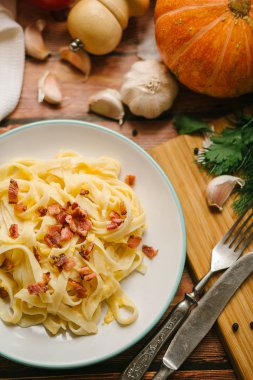 kabak ve pastırma ile makarna