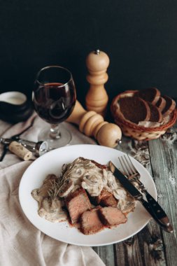 Kremalı mantar soslu biftek