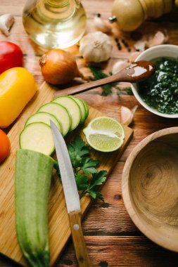 Ahşap tahtada kabak dilimlenmiş