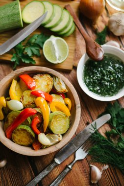 Pesto soslu ızgara sebze