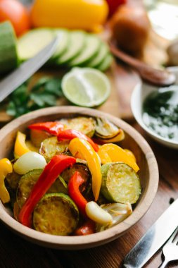 Pesto soslu ızgara sebze