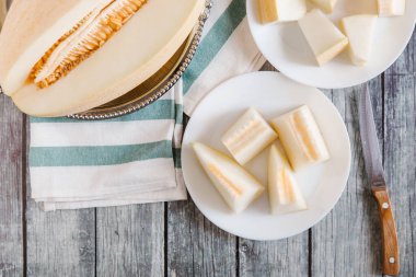 Kavun ahşap masanın üzerine dilimlenmiş