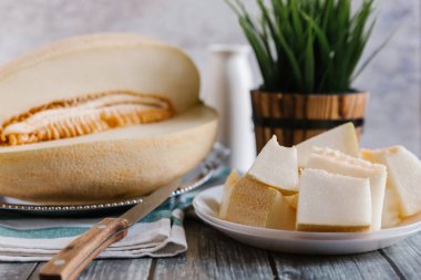 Kavun ahşap masanın üzerine dilimlenmiş