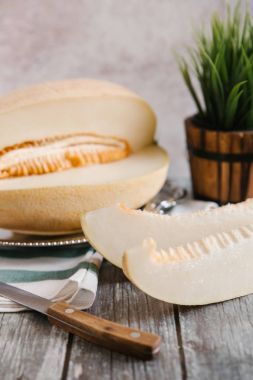 Kavun ahşap masanın üzerine dilimlenmiş