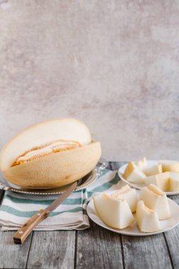 Kavun ahşap masanın üzerine dilimlenmiş