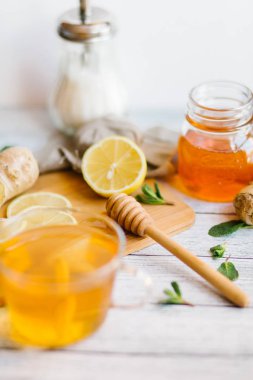 Limonlu ve ballı zencefilli çay