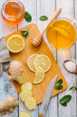 Limonlu ve ballı zencefilli çay