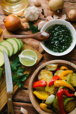 Pesto soslu ızgara sebze