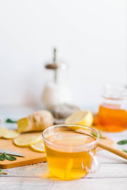 Limonlu ve ballı zencefilli çay