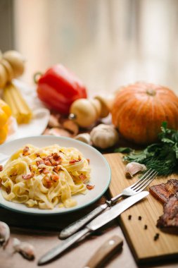 kabak ve pastırma ile makarna