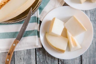 Kavun ahşap masanın üzerine dilimlenmiş