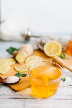 Limonlu ve ballı zencefilli çay