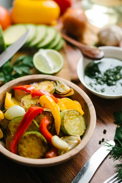 Pesto soslu ızgara sebze