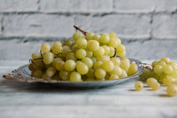 Des grappes de raisins blancs — Photo