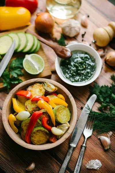 Verduras a la parrilla con salsa de pesto — Foto de Stock