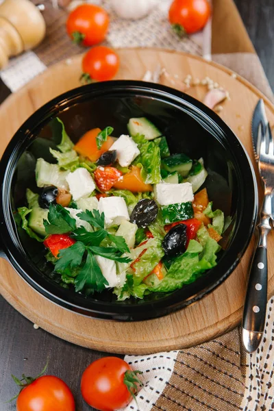 Gesunder Salat in schwarzer Schüssel — Stockfoto