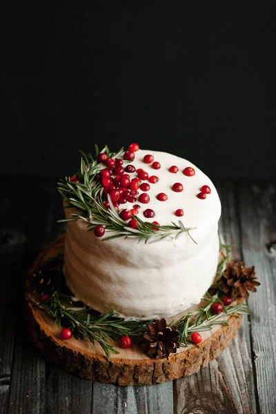 Frischer Kuchen auf Holzbrett — Stockfoto