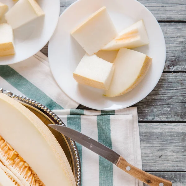 Kavun ahşap masanın üzerine dilimlenmiş