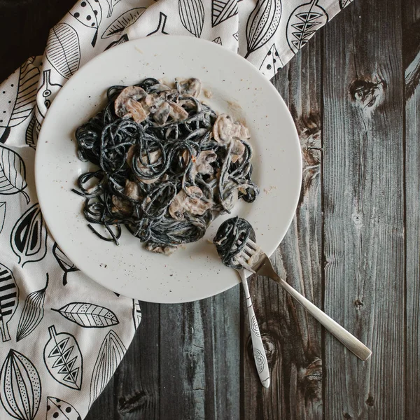 Svart spaghetti med gräddsås — Stockfoto