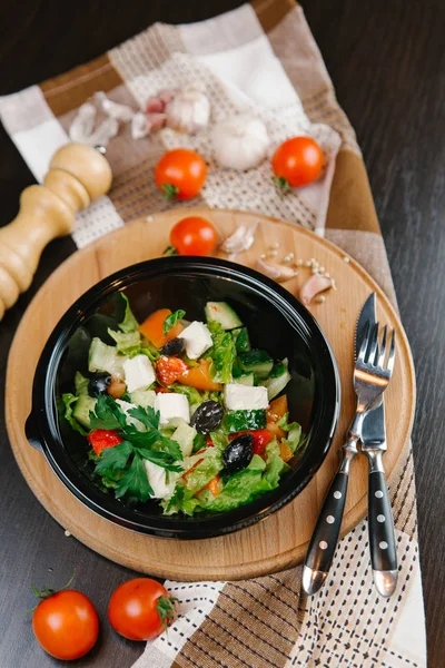 Здоровый салат в черной миске — стоковое фото