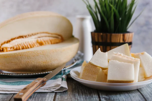 Kavun ahşap masanın üzerine dilimlenmiş