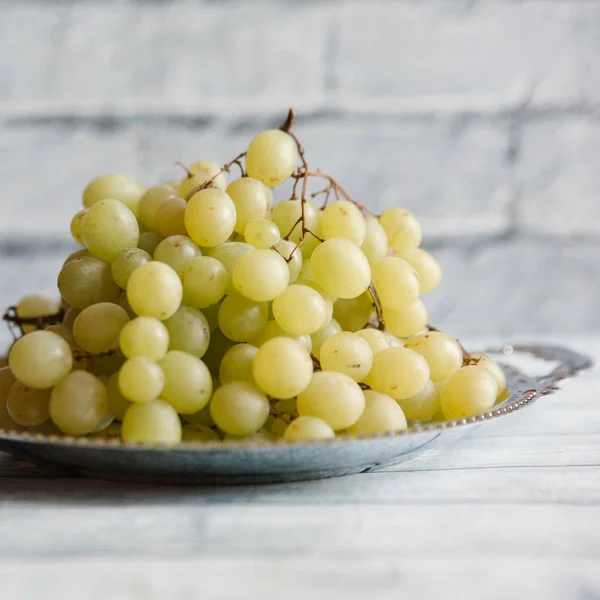 Des grappes de raisins blancs — Photo