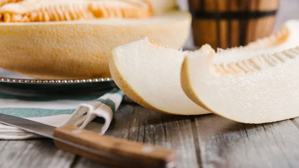Geschnittene Melone auf Holztisch — Stockfoto
