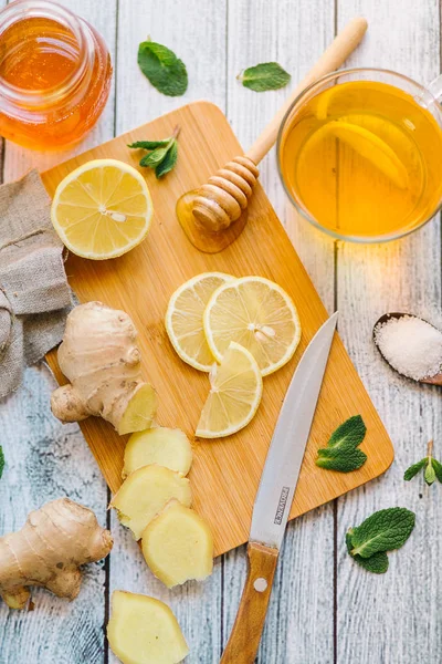 Limonlu ve ballı zencefilli çay