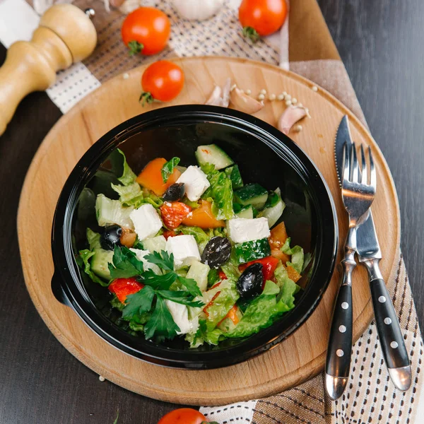 Insalata sana in ciotola nera — Foto Stock