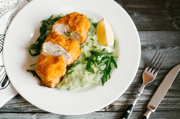 Tavuk Kiev patates püresi ile 