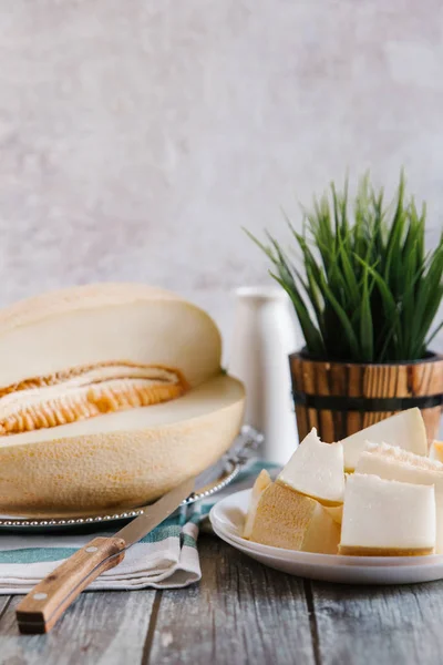 Sliced melon on wooden table — Stock Photo, Image