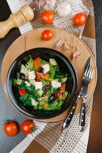 Salada saudável em tigela preta — Fotografia de Stock