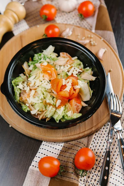 Salada saudável em tigela preta — Fotografia de Stock