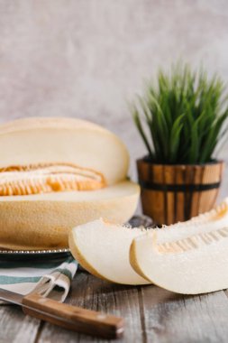 Kavun ahşap masanın üzerine dilimlenmiş