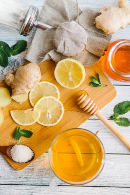 Limonlu ve ballı zencefilli çay