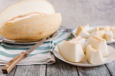 Kavun ahşap masanın üzerine dilimlenmiş