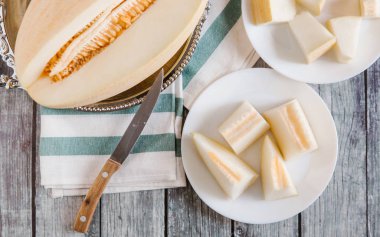 Kavun ahşap masanın üzerine dilimlenmiş