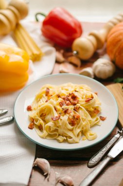 kabak ve pastırma ile makarna