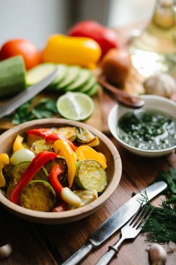 Pesto soslu ızgara sebze