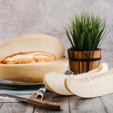 Kavun ahşap masanın üzerine dilimlenmiş