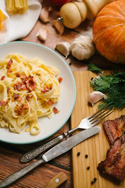 kabak ve pastırma ile makarna