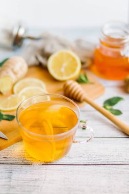 Limonlu ve ballı zencefilli çay
